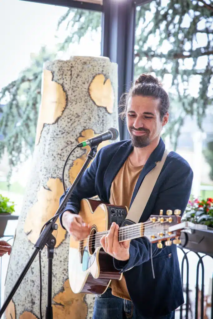 La photo montre un des musiciens venue se produire à la soirée d'anniversaire des 50 ans de MATISEC