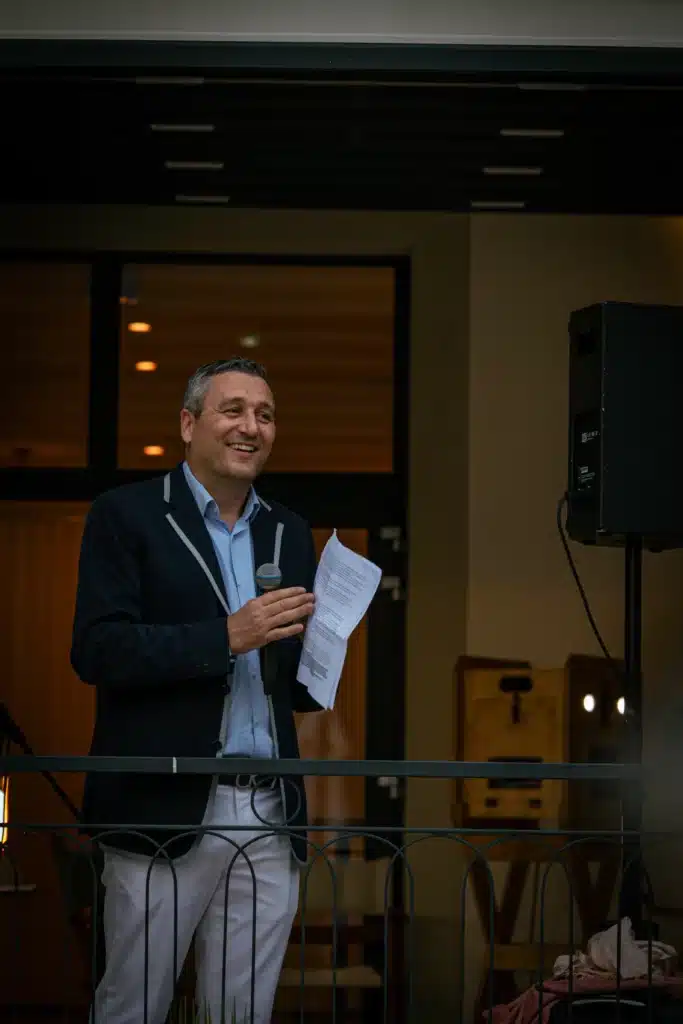 La photo montre Franck Laurent le directeur général de MATISEC faisant son discours lors de la soirée d'anniversaire des 50 ans de la société