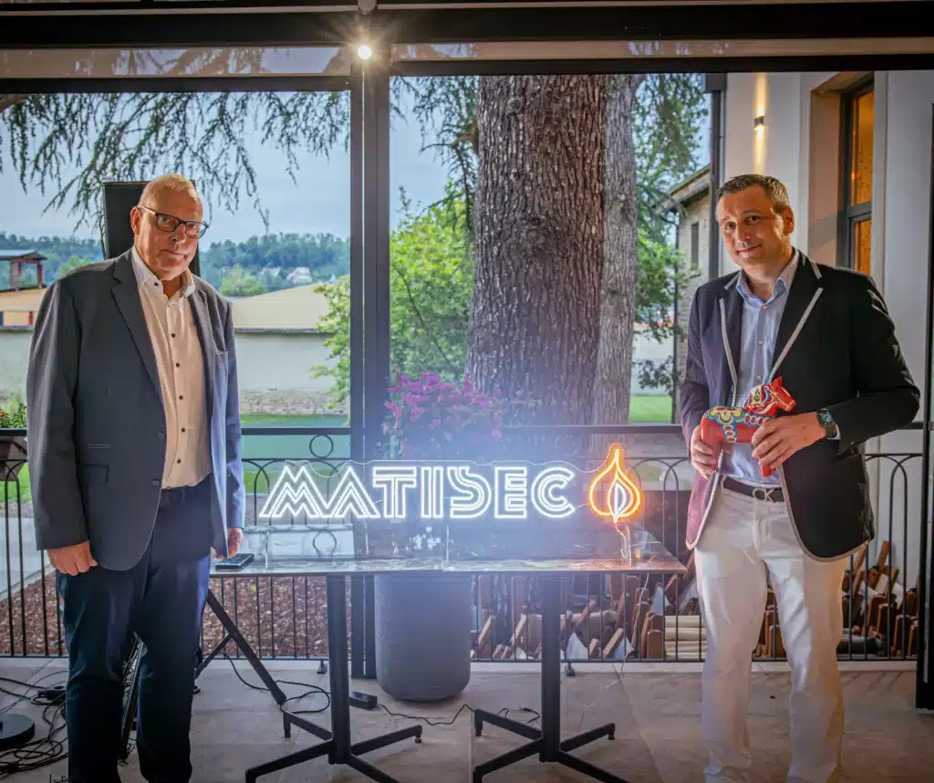 La photo montre Franck Laurent le directeur général de MATISEC aux côtés de Roland Tschop le président de la société Interspiro et MATISEC