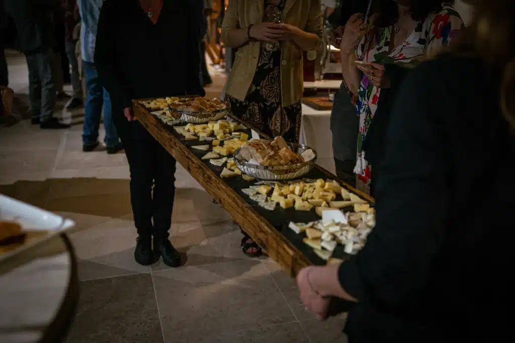 La photo montre le plateau de fromage présenté aux invités de la soirée