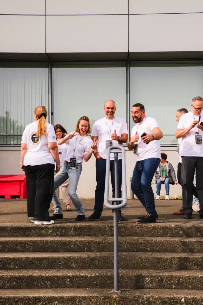 La photo montre les salariés de MATISEC lors de la journée portes ouvertes portant tous le tee-shirt blanc MATISEC