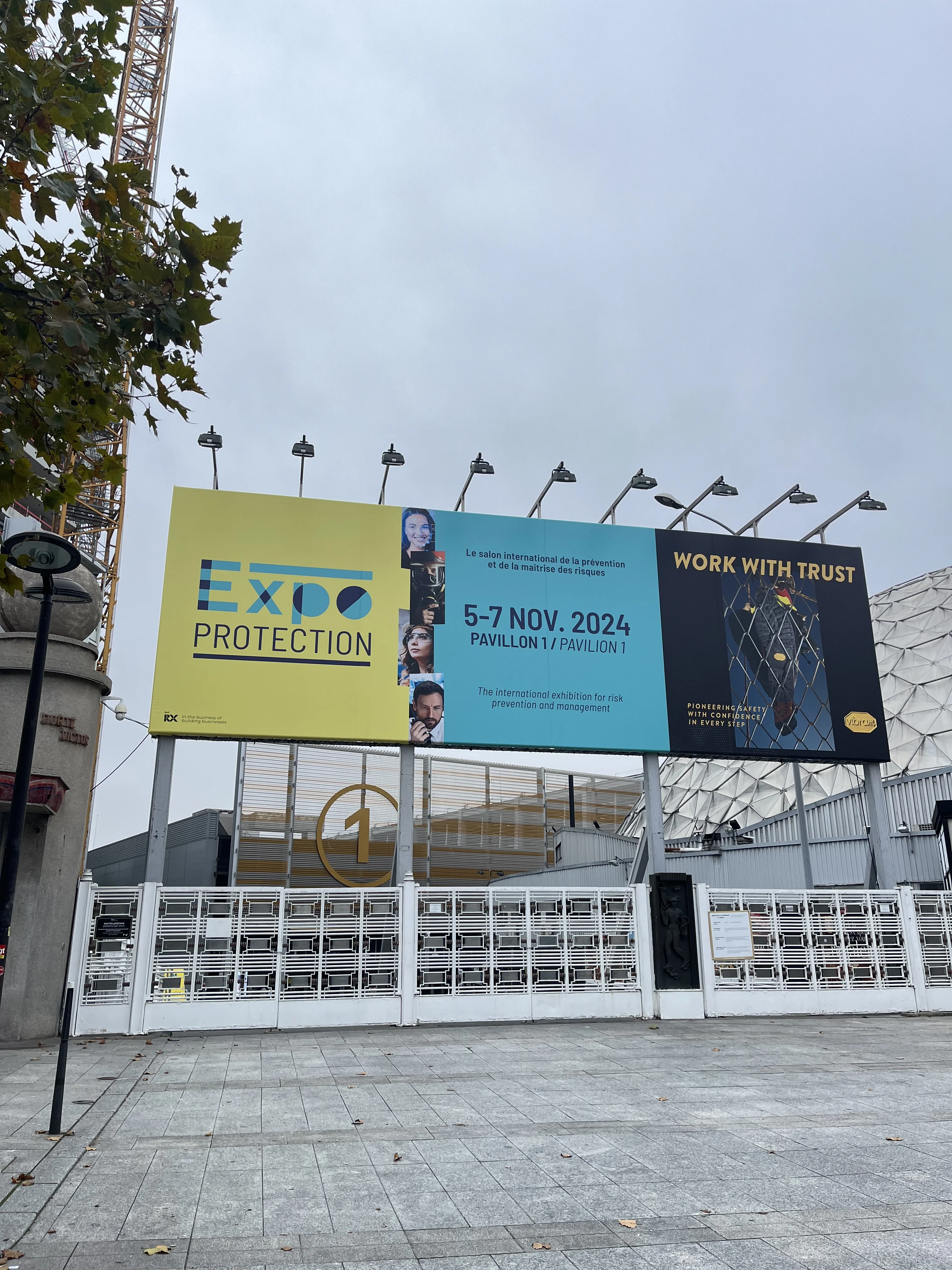 La photo montre le grand panneau à l'entrée du salon Expoprotection à Paris Portes de Versailles