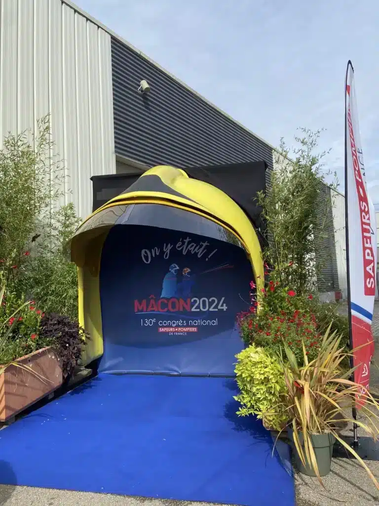 La photo montre une structure en forme de casque du Congrès National des Sapeurs-Pompiers de Mâcon 2024