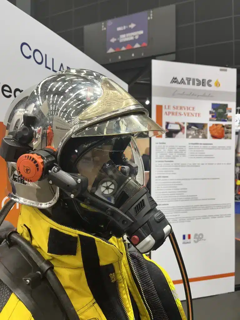 La photo montre la technologie créée par la société suisse Wearin qui s'ajoute à l'équipement du pompiers